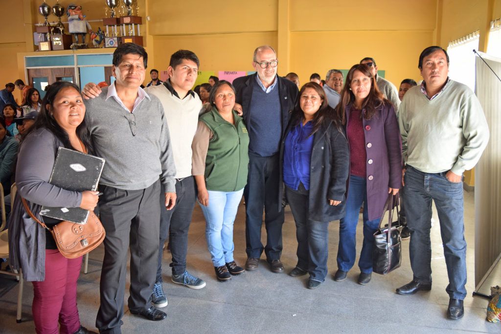 El Presidente del IVUJ, Muro, junto a los cuatro presidentes de Centros Vecinales de los barrios beneficiados con las obras.