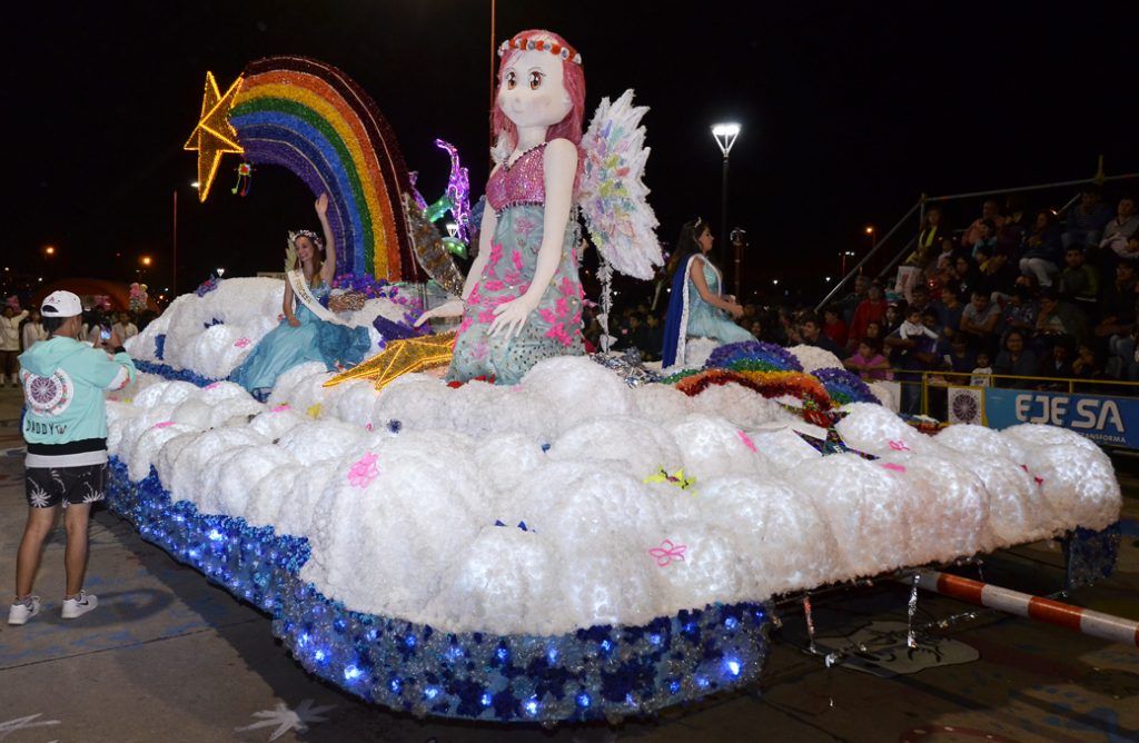 Primer Desfile De Carrozas De La Fiesta Nacional De Los Estudiantes