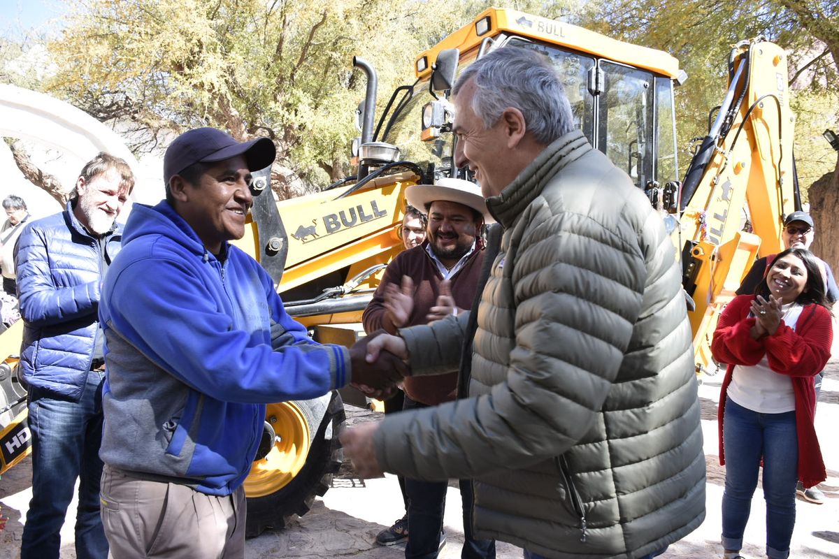 Morales entregó una máquina retroexcavadora al pueblo de Purmamarca