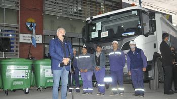 El gobernador entregó camiones y contenedores en Perico