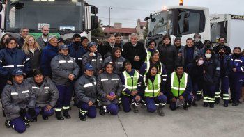 gestion de residuos: morales entrego cuatro camiones y 100 contendores para separacion