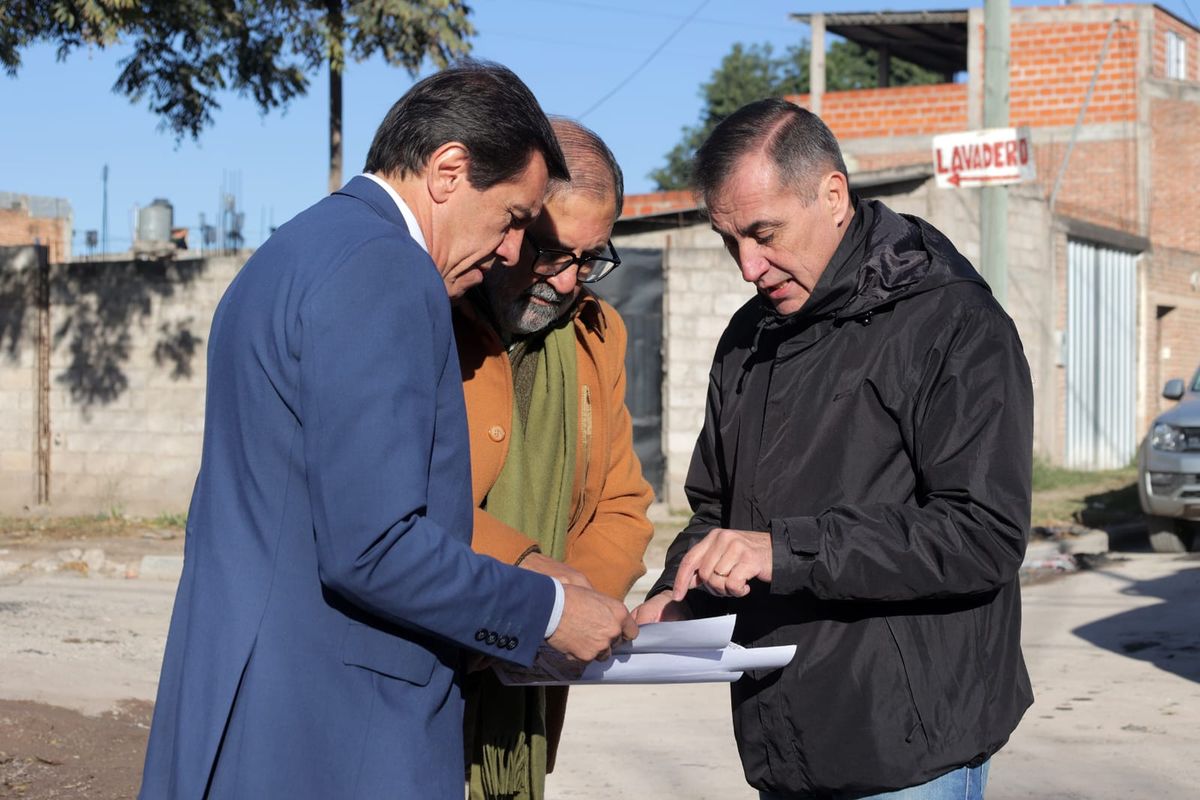 Sadir recorrió  obra de pavimentación en Alto Comedero