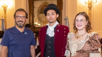 Medina Zar junto a dos de los 50 artistas que caracterizaron la año 1810 en el Salón de la Bandera 