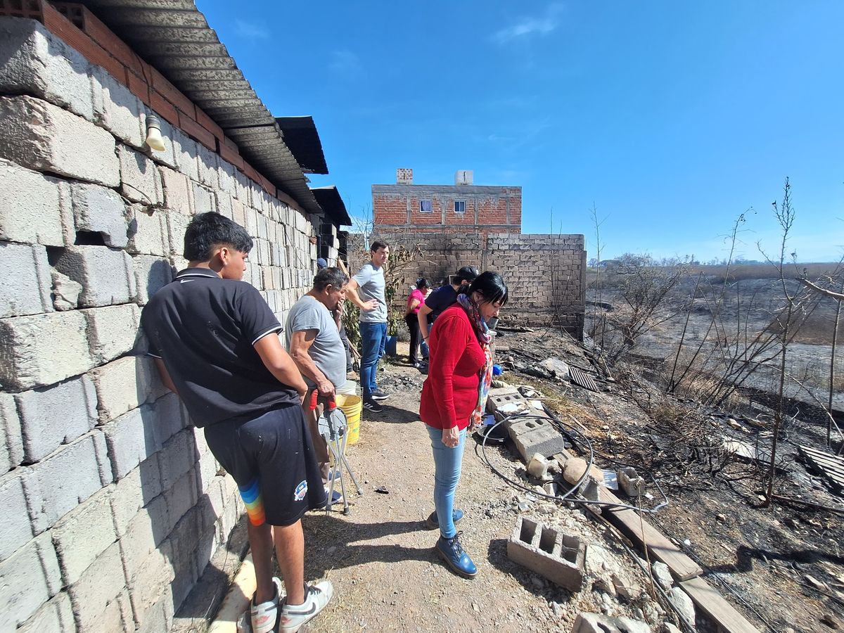 Acompañamiento interinstitucional en barrio Alto Comedero tras los incendios: el estado presente junto a las familias Acompañamiento interinstitucional en barrio Alto Comedero tras los incendios: el estado presente junto a las familias