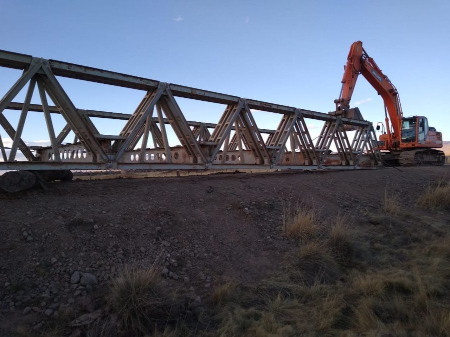 Las obras para nuevo Puente sobre río MIraflores inicaron sus tareas preparatorias removiendo antiguas estructuras.