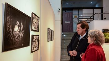 sadir asistio a la inauguracion de la muestra sobre una mujer