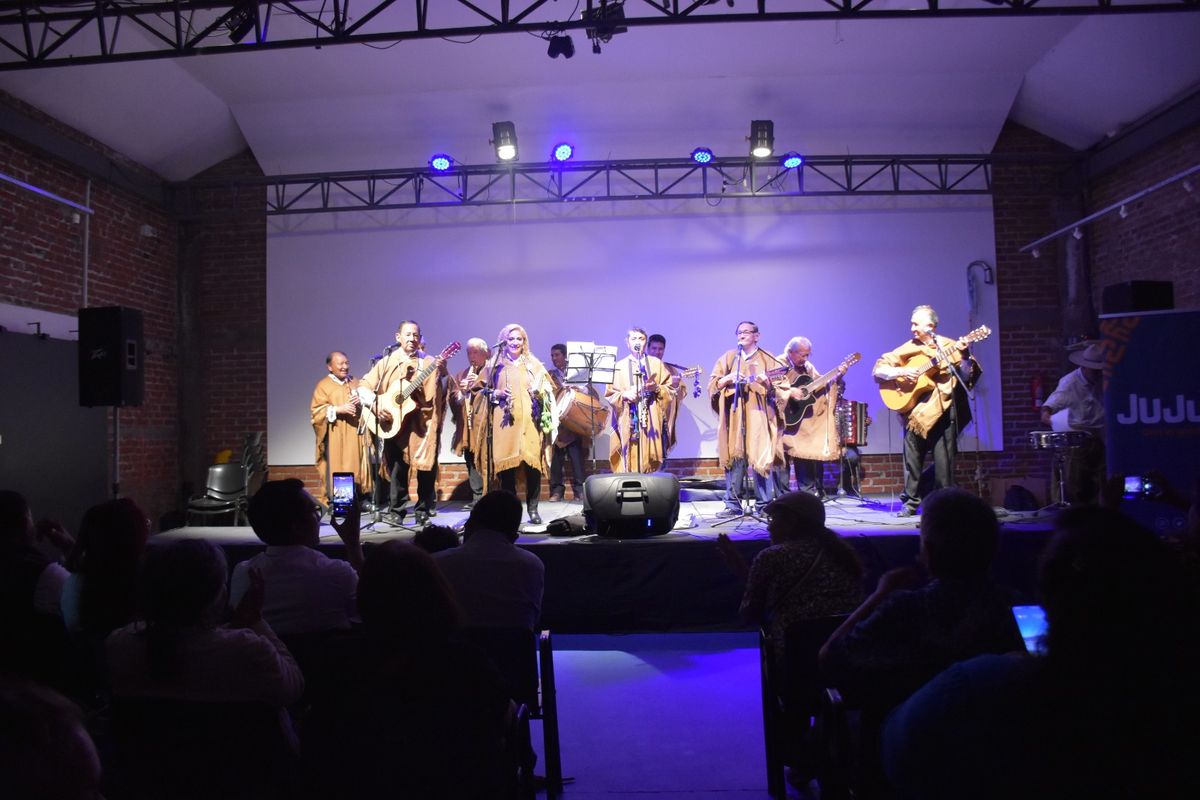 Con una gala en el Tizón, el grupo folclórico La Cosecha celebró sus 8 años Con una gala en el Tizón, el grupo folclórico La Cosecha celebró sus 8 años