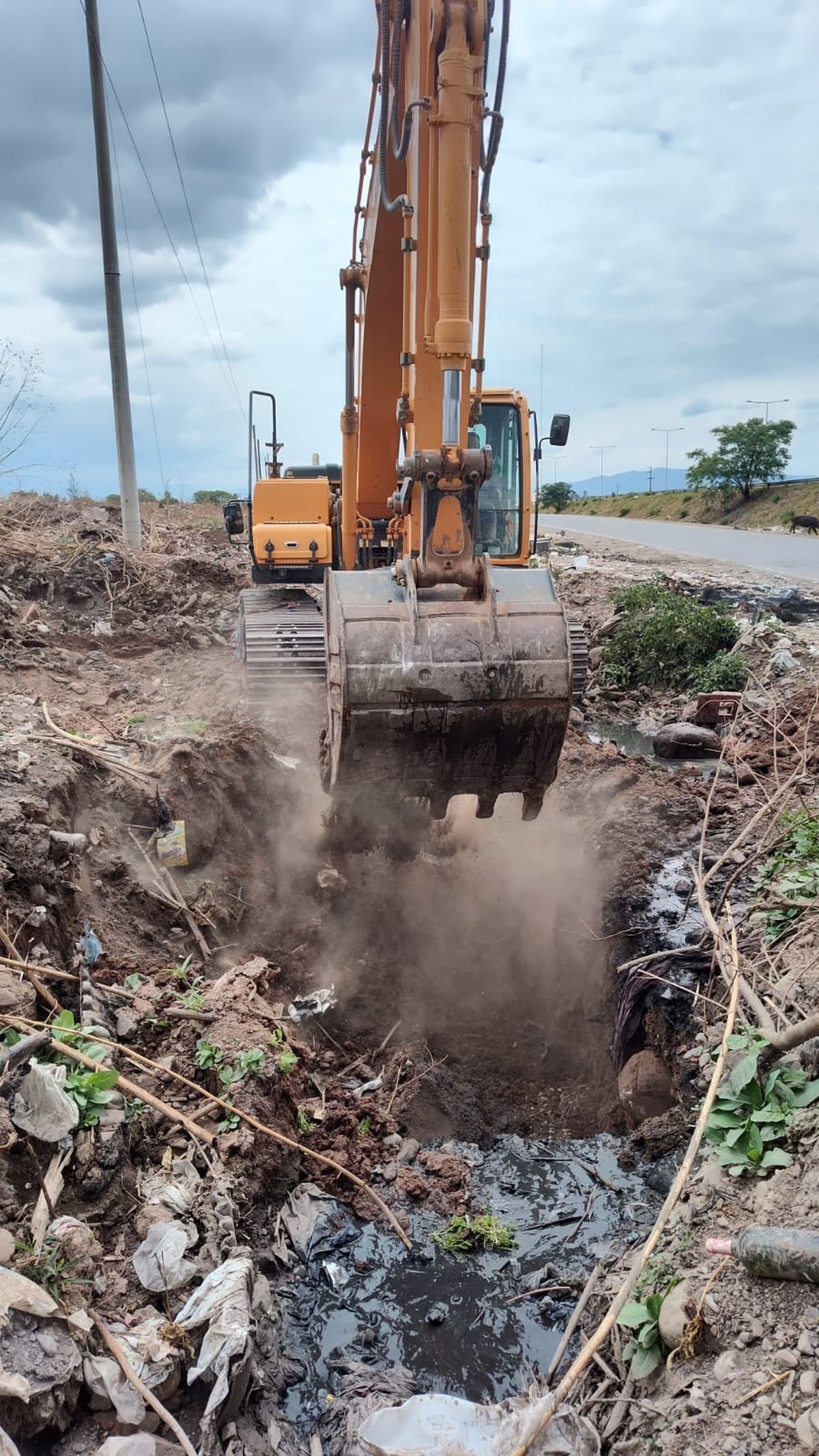 Se reparó el colector cloacal de 600 mm en zona aledaña al Río Los Alisos