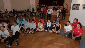 Medina Zar y Arias junto a los y los jovenes de Danza  grupal e individual en la clinica de la disciplina.