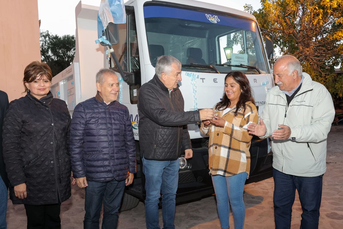 Gerardo Morales entregó un camión que favorecerá la producción en Uquía 