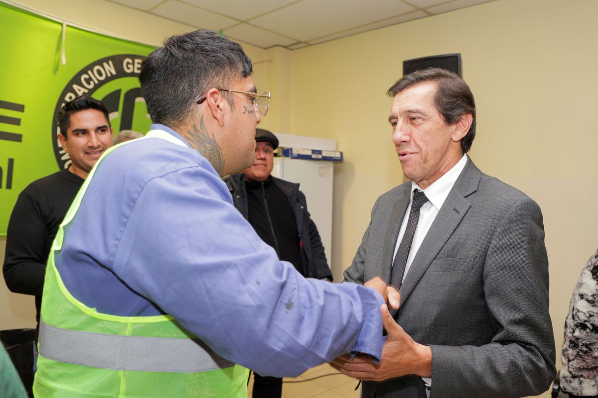Carlos Sadir entregó certificados de capacitación en electricidad en la sede de UOCRA Jujuy