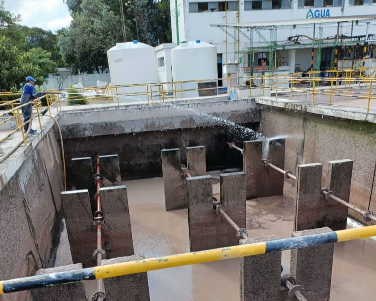 Continúan los trabajos para normalizar el servicio de agua potable en distintos puntos de la provincia.