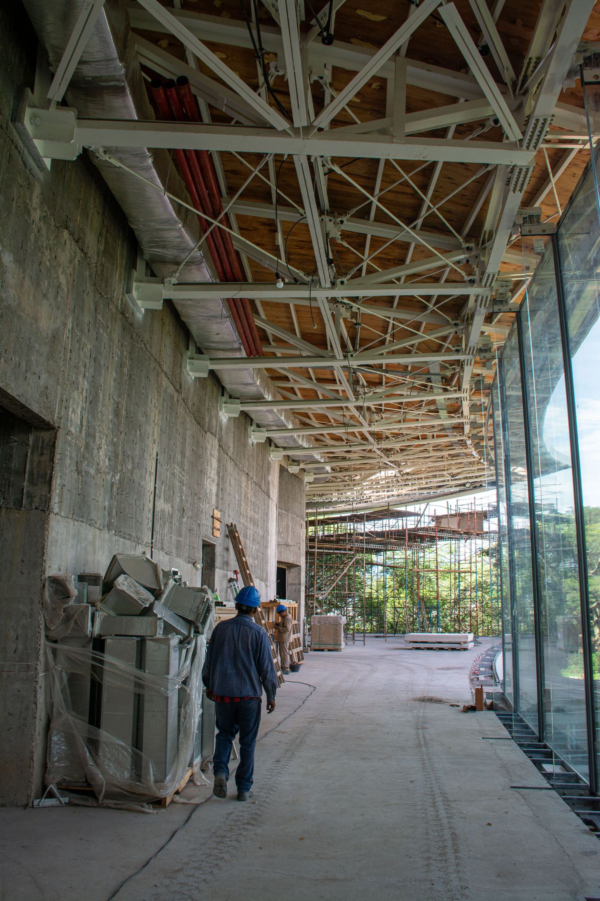 Trabajos de cielorrasos y vidrios del sector hacia la sala de esculturas.