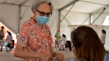 exitosa jornada de vacunacion a adultos mayores registrados