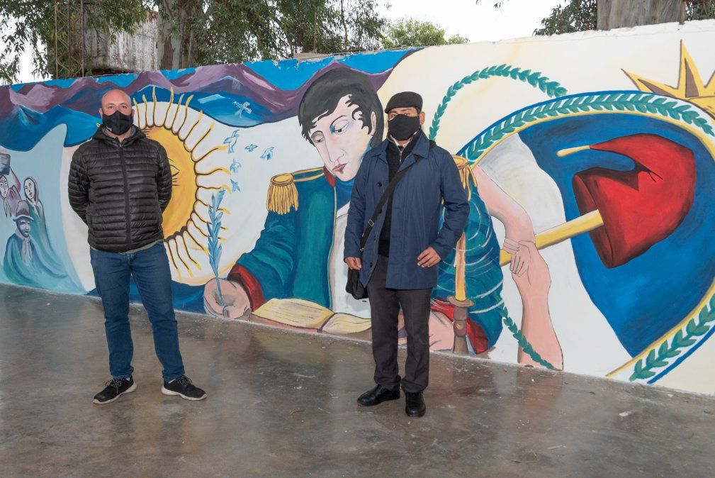 El Coordinador de  Industrias Culturales Sebastián Sanchez de Bustamante y el muralista Urzagasti (fotos Walter Reinaga)