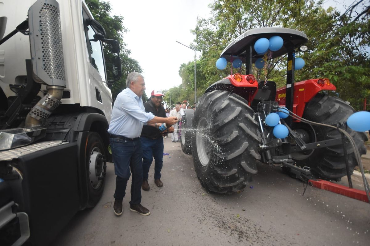 El Gobernador Morales entregó un tractor a cooperativa agrícola de Aguas Calientes