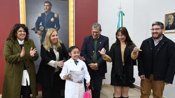 Educación acompañó el inicio de la Semana Sanmartiniana en Libertador con la entrega de banderas a escuelas