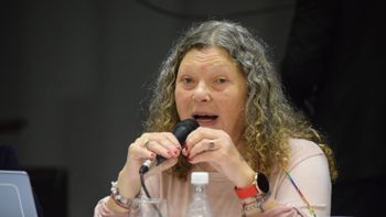 Laura Pitluk agradeció a los docentes por su masiva presencia en el conversatorio