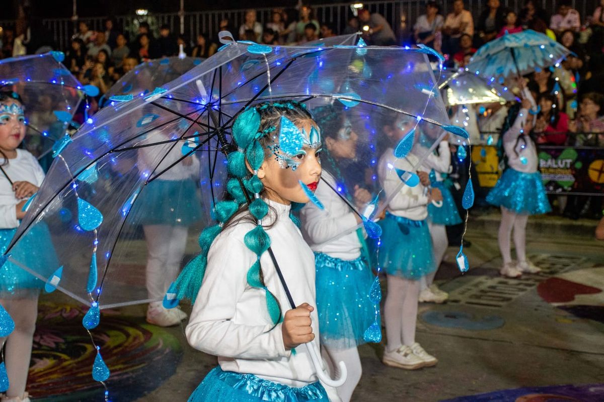 El desfile Bienvenida Primavera dio inicio a la FNE 2025
