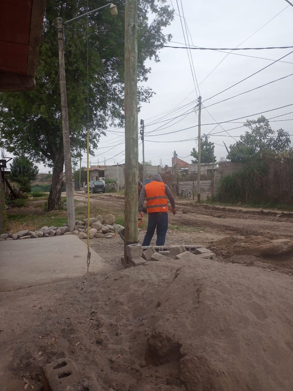 Avanzan las acciones de regularización y servicios básicos en el Asentamiento 4 de Agosto Avanzan las acciones de regularización y servicios básicos en el Asentamiento 4 de Agosto