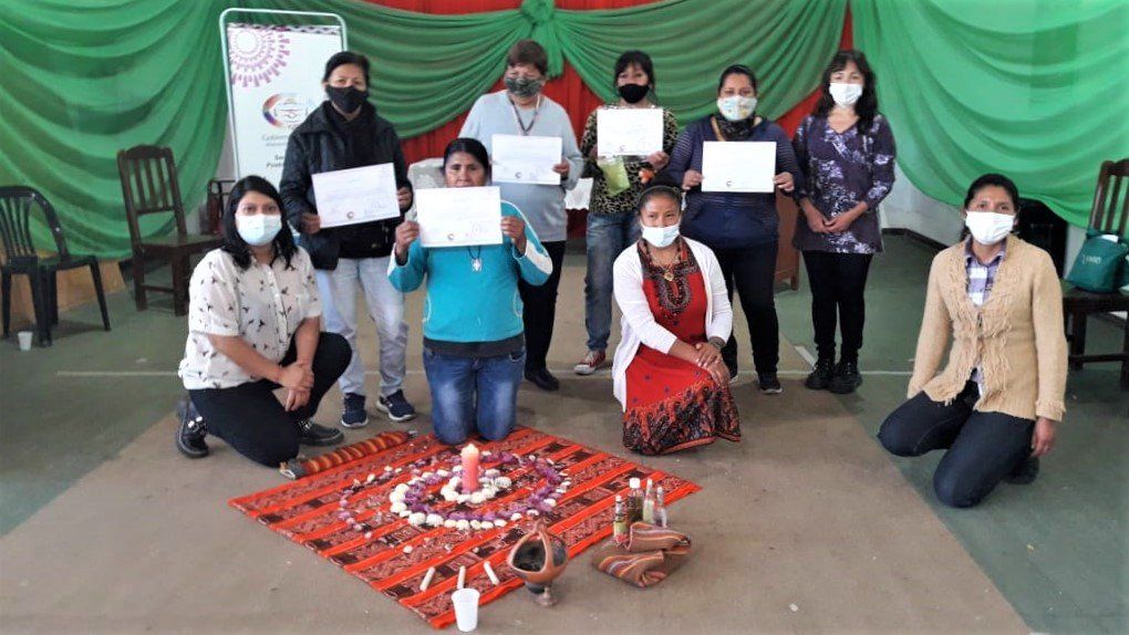 Mujeres guaraníes recibiendo los certificados de finalización de los talleres del Círculo de Mujeres Indígenas del Departamento Ledesma.