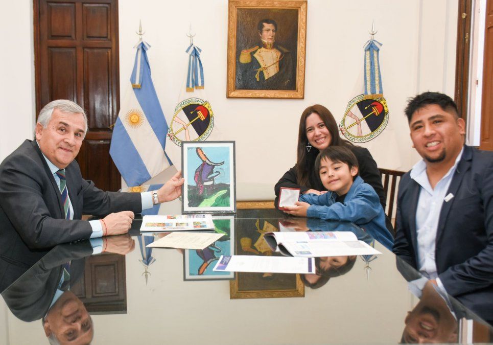 Gerardo Morales recibió al niño Nahuel Alemán Camacho, premiado en Francia por un cuadro del cerro de los Siete Colores
