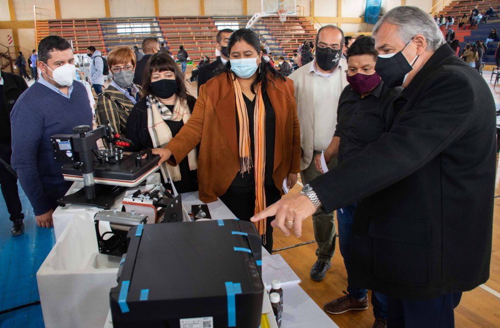 Morales entregó herramientas e insumos para potenciar proyectos en Palpalá