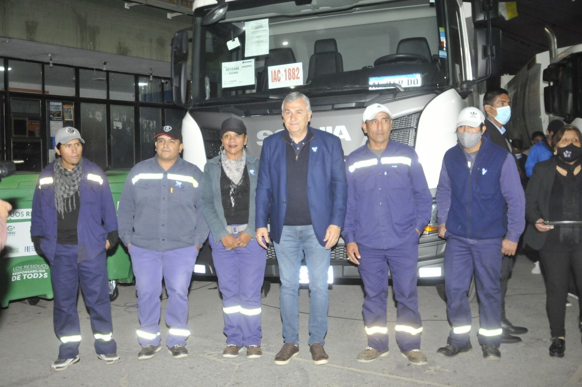 El gobernador entregó camiones y contenedores en Perico