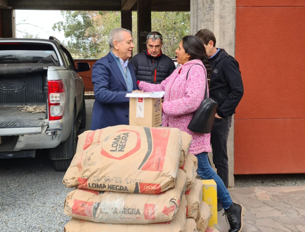 El Gobierno entregó insumos a la comunidad de Incahuasi para mejorar el acueducto