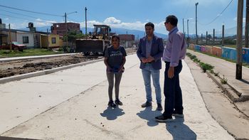 Las obras para el BºTupac se ejecutan desde la Secretaría de Infraesructura. Ahora, se despliega el primer paquete, referido a pavimentacián, que proseguirá en varias arterias viales. También, se completa el cordón cuneta. Las obras para el BºTupac se ejecutan desde la Secretaría de Infraesructura. Ahora, se despliega el primer paquete, referido a pavimentacián, que proseguirá en varias arterias viales. También, se completa el cordón cuneta.
