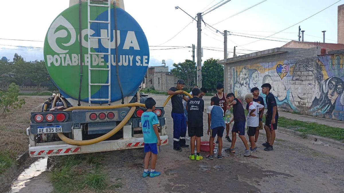 Continúan los trabajos para normalizar el servicio de agua potable en distintos puntos de la provincia