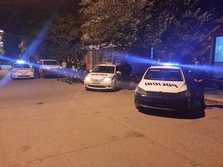 La policía desactivó dos fiestas clandestinas en Alto Comedero y Juan Galán