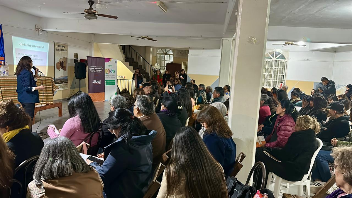 Prevención de la violencia de género junto a vecinos y miembros de Centros Vecinales Prevención de la violencia de género junto a vecinos y miembros de Centros Vecinales