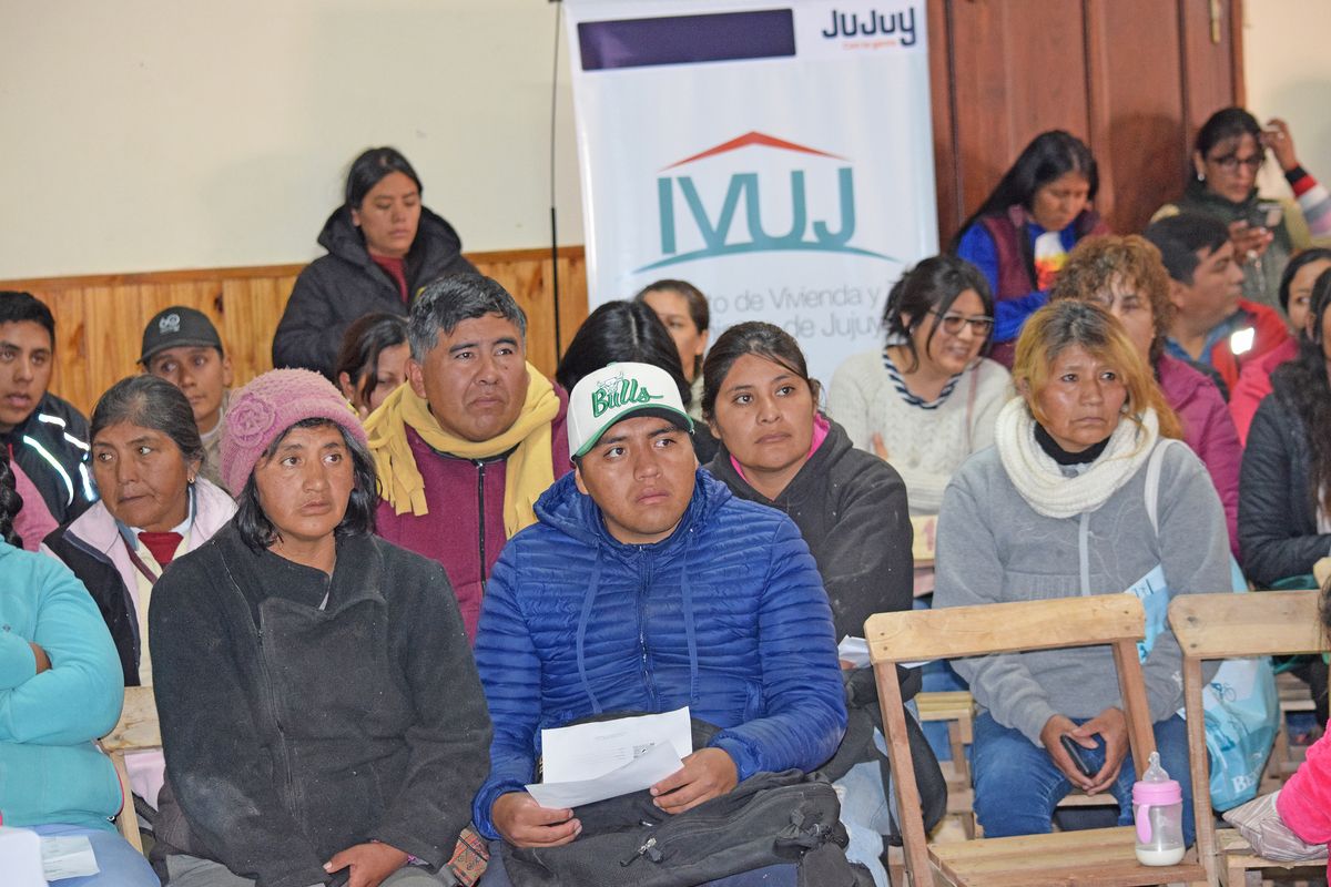 *Familiasparticipantes del sorteo público de viviendas en Purmamarca.