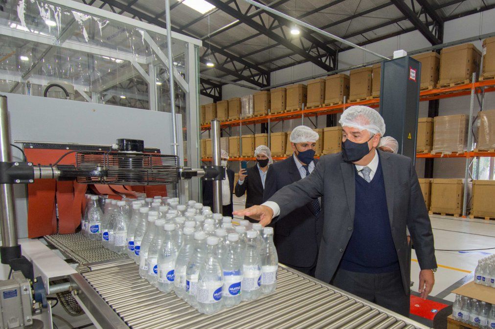 Morales inauguró la primera planta estatal embotelladora de agua de mesa