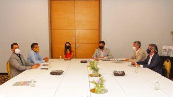 Integrantes del Entre Norte Turismo y la Secretaria de Promoción Turistica de Nación, Yanina Martínez en el primer encuentro del Ente en la provincia de Tucumán 