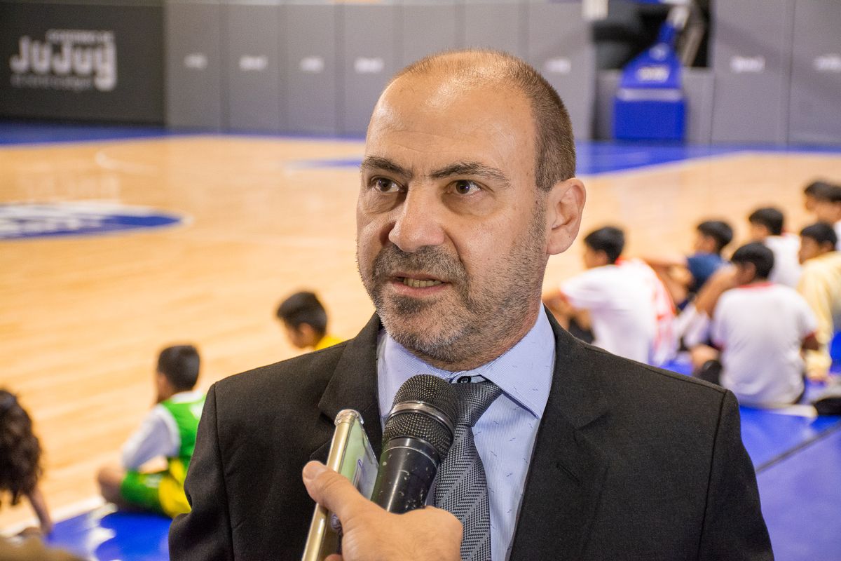 Más de 200 profesores de educación física se capacitan en básquet formativo