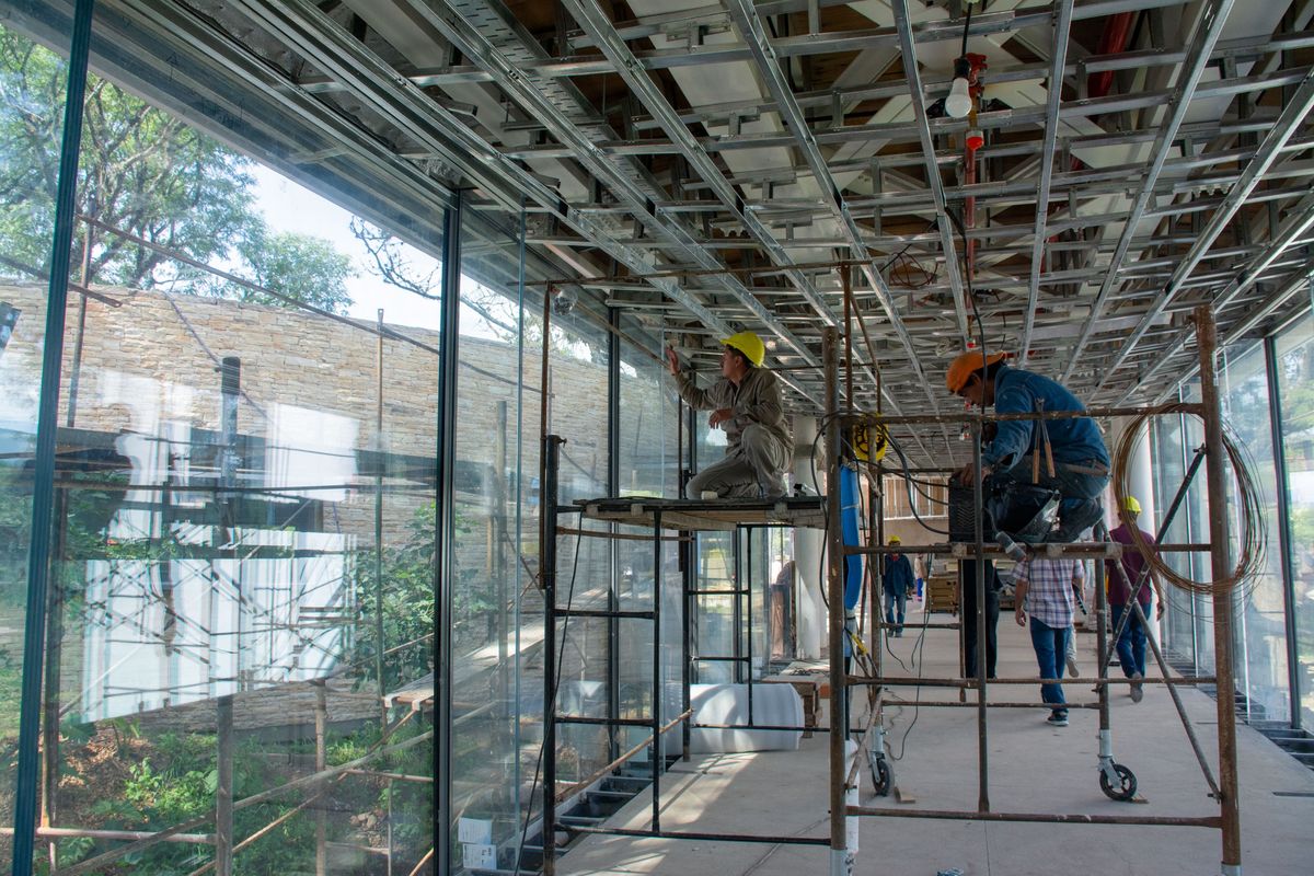 Trabajos en cielorraso y vidrios del puente de acceso.