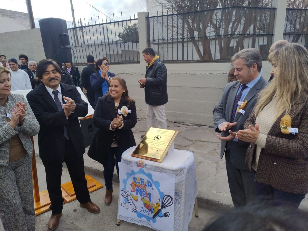 Cincuenta años formando manos hábiles para el trabajo Cincuenta años formando manos hábiles para el trabajo