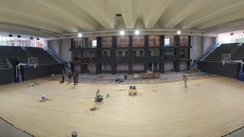 Imágenes de días previos: las obras de colocación de piso ya culminaron, como también la instalación de aros y luces y el cerramiento con piel de vidrio. Ahora, continúan las finales de laqueado de piso, en el nuevo ingreso, y de interiores y detalles.