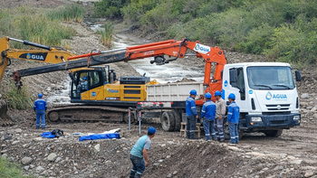 Agua Potable de Jujuy repara un acueducto en Río Blanco y asiste con camiones a los barrios afectados