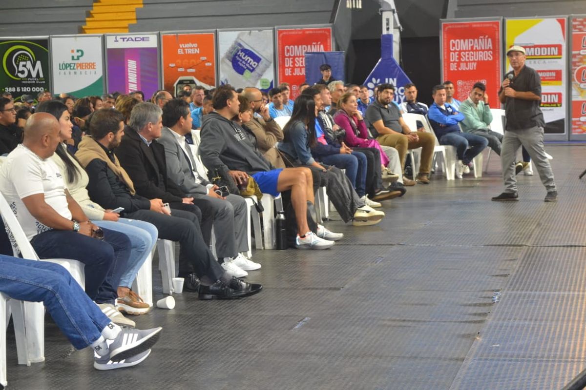 Inspiradora charla brindó Sergio Cachito Vigil