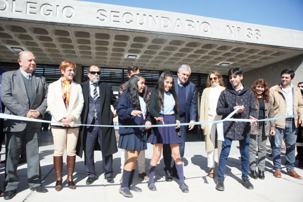 Morales inauguró el nuevo edificio del Secundario 38 de Las Pampitas