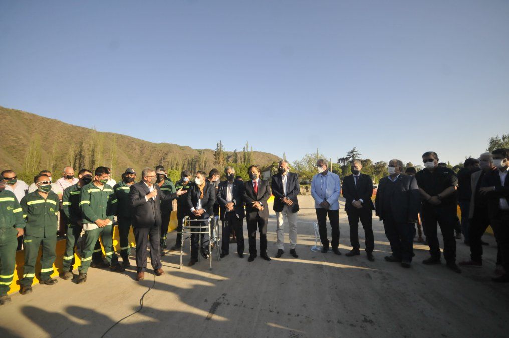 El gobernador Morales fue invitado a participar de la inauguración de un nuevo puente sobre el Río Ambato en la localidad de El Rodeo.