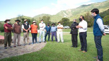 Medina Zar, Tizón, Bustamente y representantes de distintas agrupaciones y centros gauchos concluyeron con los detalles del desfile.