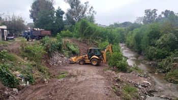 Recursos Hídricos construye defensas en AºLas Martas, altura puente sobre calle Zenarruza, en Palpalá.