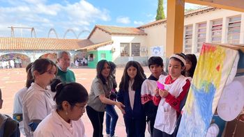 ‘El saber ilumina’ estimula a escuelas, estudiantes y docentes a adentrarse y pensar en torno a la eficiencia energética como acción por el clima y el ambiente.