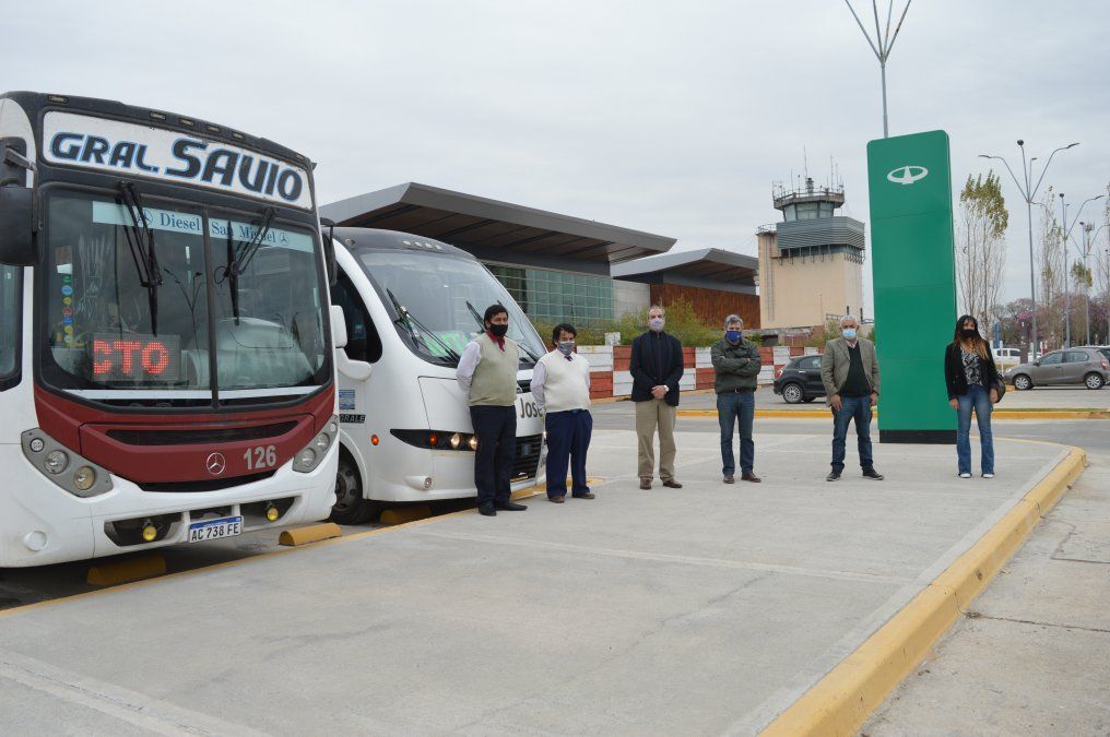 El servicio de transporte en colectivos que vinculará a las ciudades de San Salvador de Jujuy y Perico con el Aeropuerto Internacional Gdro. horacio Guzmán quedó inaugurado hoy.