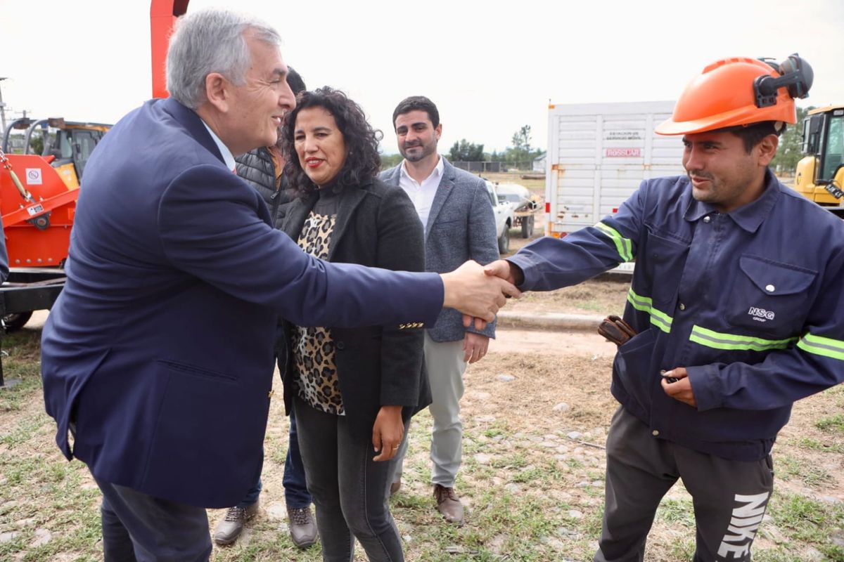 Morales y Sadir entregaron maquinaria para el Centro Foresto Industrial Arrayanal por 580.000 dólares