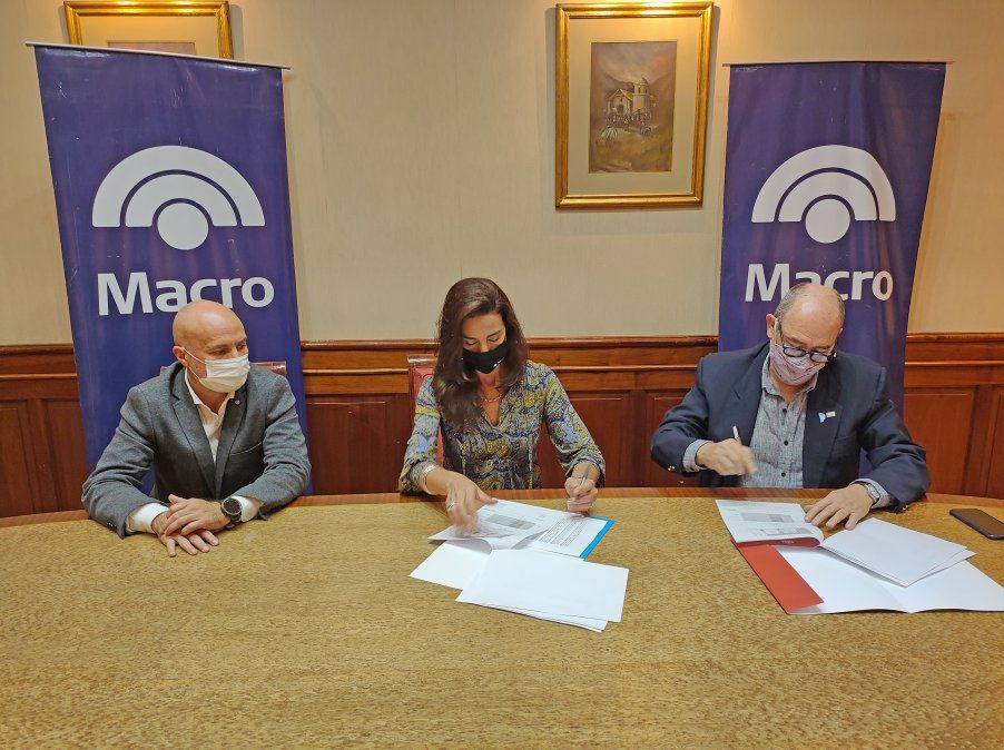 Autoridades del IVUJ y del Banco Macro Jujuy rubricaron la firma del convenio